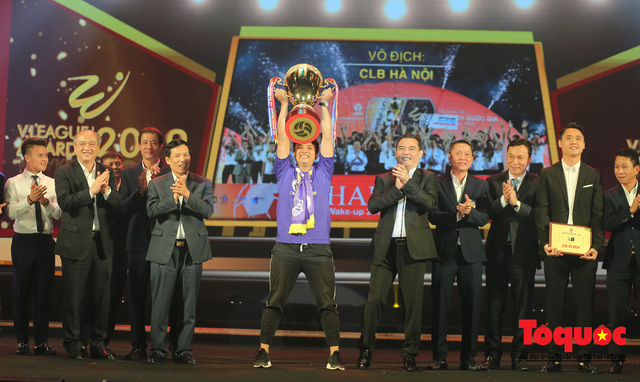 Bộ trưởng Nguyễn Ngọc Thiện trao Cup vô địch V.League cho CLB Hà Nội - Ảnh 6.