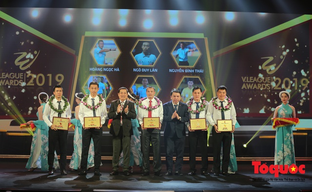 Bộ trưởng Nguyễn Ngọc Thiện trao Cup vô địch V.League cho CLB Hà Nội - Ảnh 14.