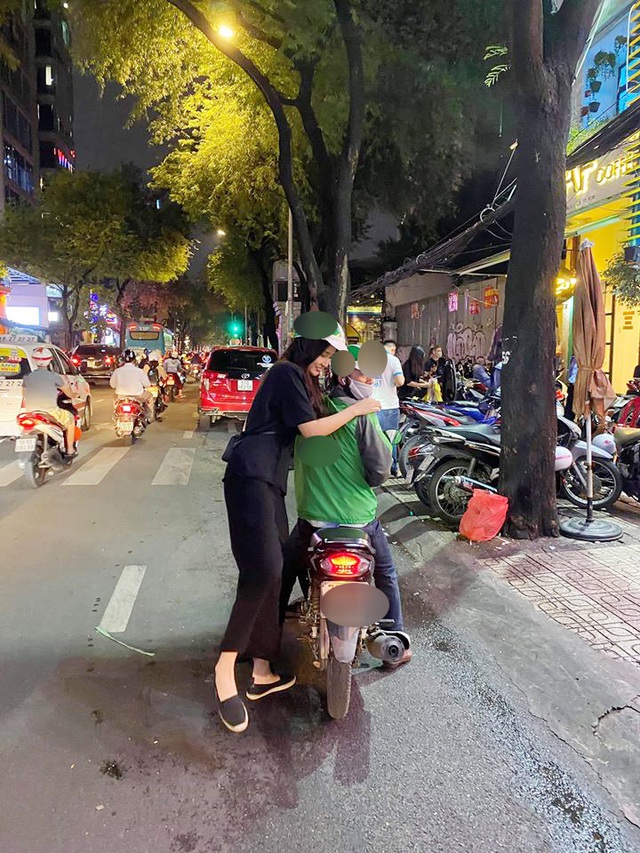 Mai Phương Thúy e ngại đè bẹp lốp xe khi đi xe ôm - Ảnh 1. Mai Phương Thúy e ngại đè bẹp lốp xe khi đi xe ôm - Ảnh 1.