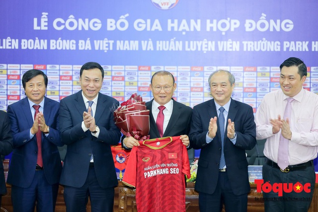 VFF tự tin về tài lực sau khi gia hạn hợp đồng với HLV Park Hang-seo - Ảnh 1.