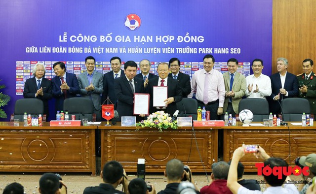 Tái ký hợp đồng, HLV Park Hang-seo lo lắng về chỉ số chờ đợi của người hâm mộ Việt Nam - Ảnh 1.