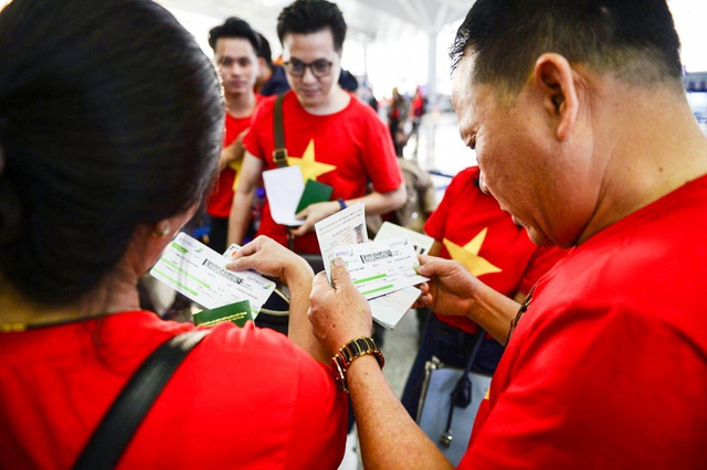 Cổ động viên Việt Nam vượt hàng ngàn km đến Manila - Philippines cổ vũ U22 Việt Nam - Ảnh 1.