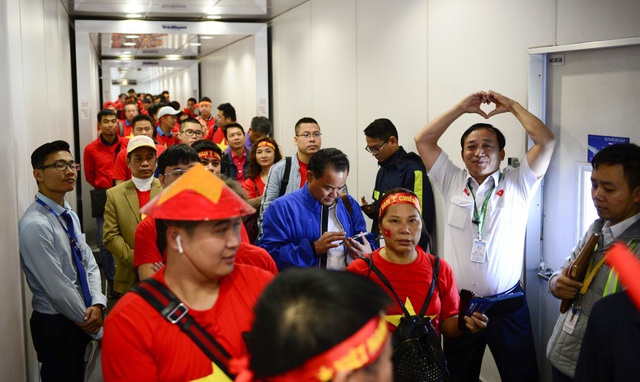 Cổ động viên Việt Nam vượt hàng ngàn km đến Manila - Philippines cổ vũ U22 Việt Nam - Ảnh 2.
