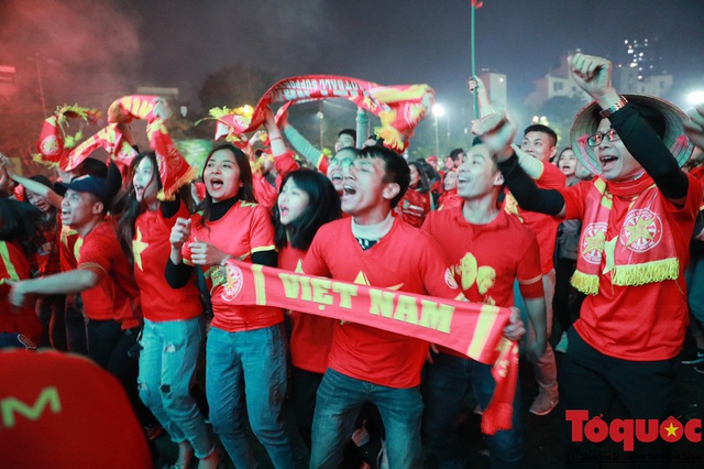 Sau 60 năm chờ đợi, bóng đá Việt Nam đã chạm tay vào giấc mơ vàng lịch sử - Ảnh 1.