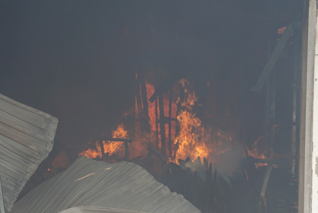 Xưởng gỗ lửa bốc cháy ngùn ngụt, cột khói cao hàng chục mét - Ảnh 1.
