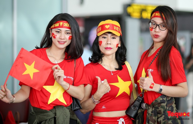 Hàng ngàn CĐV nhuộm đỏ sân bay quốc tế Nội Bài sang Philippines tiếp lửa U22 Việt Nam - Ảnh 12.