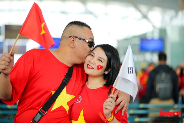 Hàng ngàn CĐV nhuộm đỏ sân bay quốc tế Nội Bài sang Philippines tiếp lửa U22 Việt Nam - Ảnh 11.