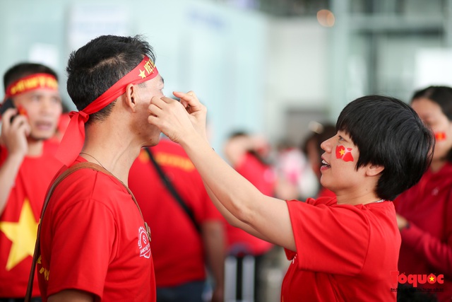 Hàng ngàn CĐV nhuộm đỏ sân bay quốc tế Nội Bài sang Philippines tiếp lửa U22 Việt Nam - Ảnh 9.