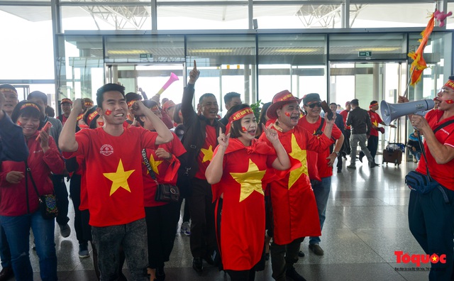 Hàng ngàn CĐV nhuộm đỏ sân bay quốc tế Nội Bài sang Philippines tiếp lửa U22 Việt Nam - Ảnh 8.