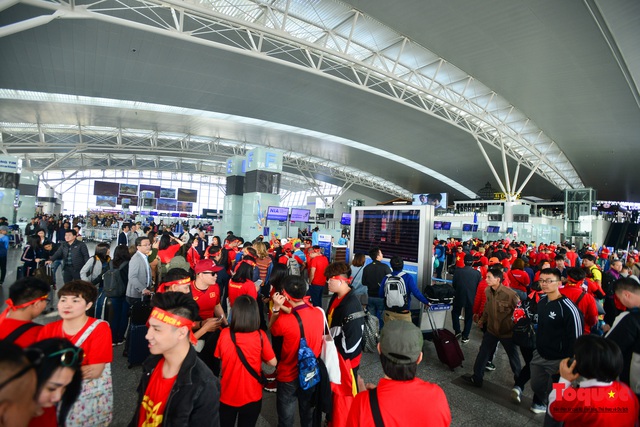 Hàng ngàn CĐV nhuộm đỏ sân bay quốc tế Nội Bài sang Philippines tiếp lửa U22 Việt Nam - Ảnh 1.