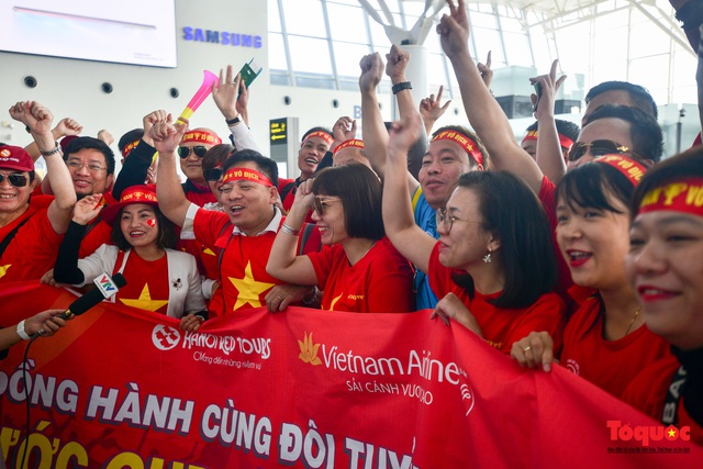 Hàng ngàn CĐV nhuộm đỏ sân bay quốc tế Nội Bài sang Philippines tiếp lửa U22 Việt Nam - Ảnh 7.