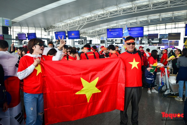 Hàng ngàn CĐV nhuộm đỏ sân bay quốc tế Nội Bài sang Philippines tiếp lửa U22 Việt Nam - Ảnh 6.