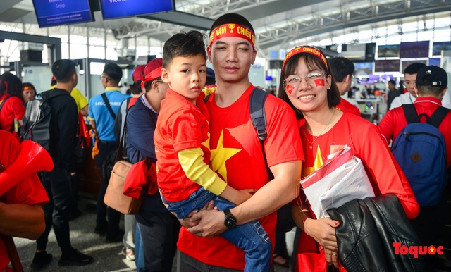 Hàng ngàn CĐV nhuộm đỏ sân bay quốc tế Nội Bài sang Philippines tiếp lửa U22 Việt Nam - Ảnh 5.
