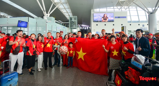 Hàng ngàn CĐV nhuộm đỏ sân bay quốc tế Nội Bài sang Philippines tiếp lửa U22 Việt Nam - Ảnh 4.