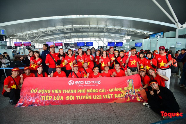 Hàng ngàn CĐV nhuộm đỏ sân bay quốc tế Nội Bài sang Philippines tiếp lửa U22 Việt Nam - Ảnh 3.