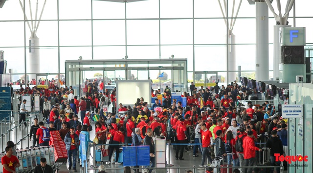 Hàng ngàn CĐV nhuộm đỏ sân bay quốc tế Nội Bài sang Philippines tiếp lửa U22 Việt Nam - Ảnh 2.