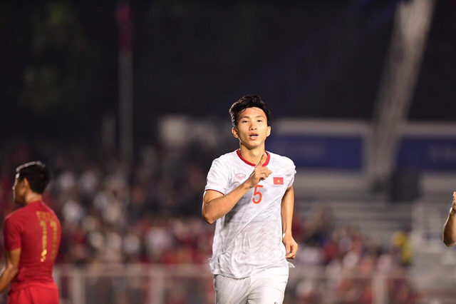 Ghi bàn thắng đầu tiên, Văn Hậu nhận 300 triệu tiền thưởng - Ảnh 1.