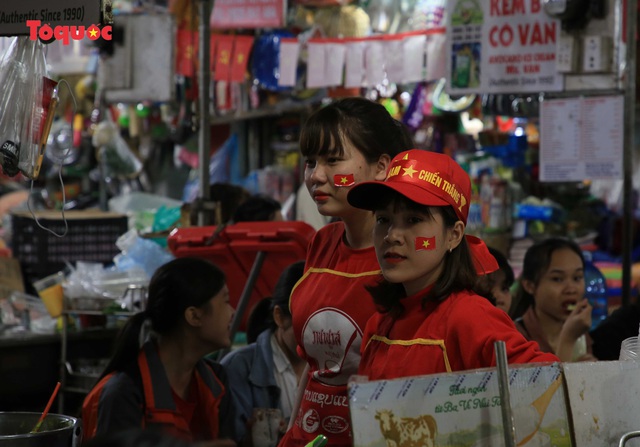 Tiểu thương chợ ở Đà Nẵng reo hò cổ vũ cho U22 Việt Nam - Ảnh 5.