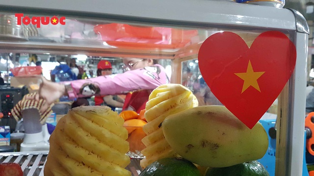 Tiểu thương chợ ở Đà Nẵng reo hò cổ vũ cho U22 Việt Nam - Ảnh 6.