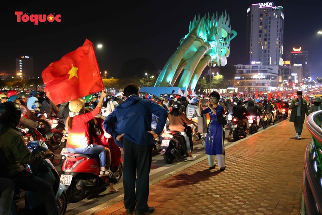 Nhiều tuyến đường trung tâm Đà Nẵng kẹt cứng người mừng chiến thắng của U22 Việt Nam - Ảnh 8.