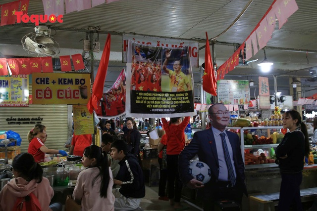 Tiểu thương chợ ở Đà Nẵng reo hò cổ vũ cho U22 Việt Nam - Ảnh 7.