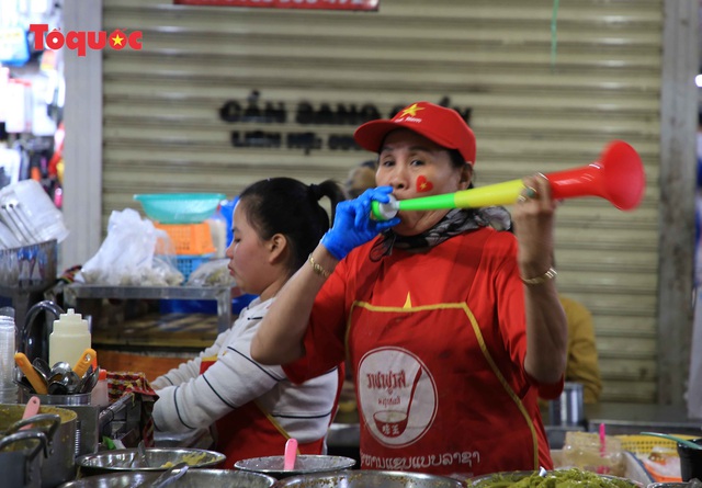 Tiểu thương chợ ở Đà Nẵng reo hò cổ vũ cho U22 Việt Nam - Ảnh 10.
