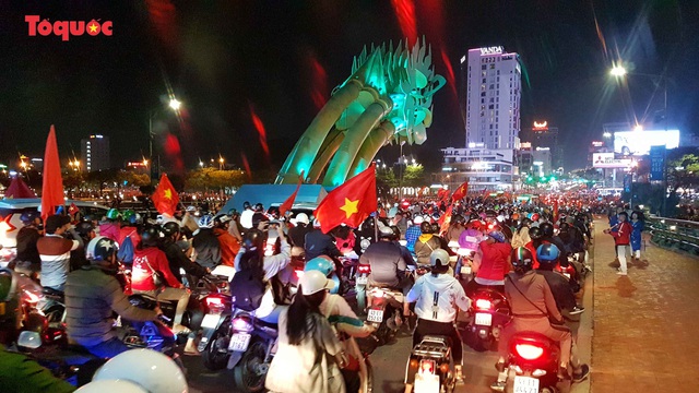 Nhiều tuyến đường trung tâm Đà Nẵng kẹt cứng người mừng chiến thắng của U22 Việt Nam - Ảnh 1.