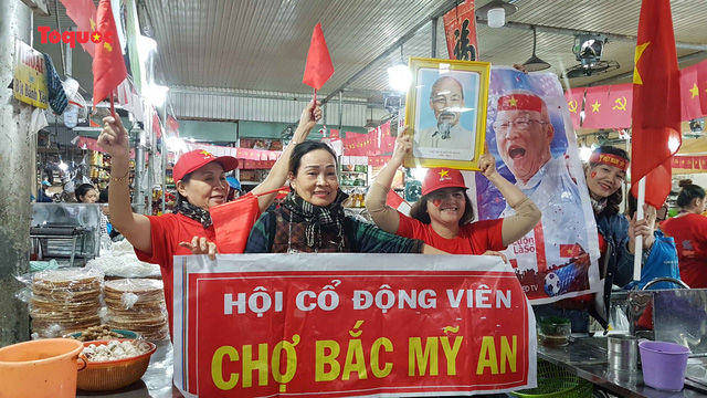 Tiểu thương chợ ở Đà Nẵng reo hò cổ vũ cho U22 Việt Nam - Ảnh 1.