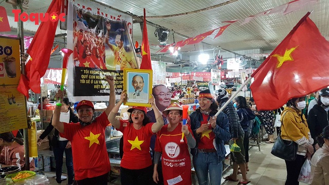 Tiểu thương chợ ở Đà Nẵng reo hò cổ vũ cho U22 Việt Nam - Ảnh 12.