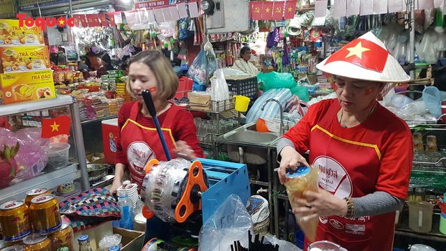 Tiểu thương chợ ở Đà Nẵng reo hò cổ vũ cho U22 Việt Nam - Ảnh 8.