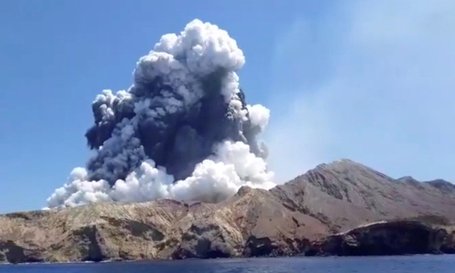 Núi lửa phun trào trong khi vẫn còn 100 du khách tham quan  - Ảnh 1.