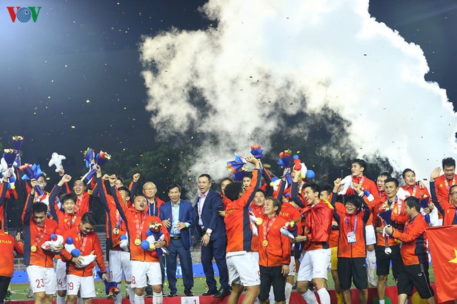 Khoảnh khắc ăn mừng chiến thắng của đội tuyển U22 Việt Nam sau khi giành huy chương vàng SEA Games lịch sử - Ảnh 10.