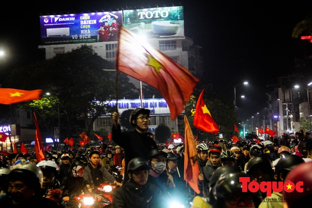 Hàng ngàn người dân Huế cùng du khách nước ngoài đổ ra đường mừng HCV SEA Games 30 của U22 Việt Nam - Ảnh 5.