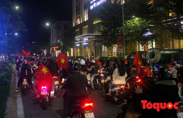 Hàng ngàn người dân Huế cùng du khách nước ngoài đổ ra đường mừng HCV SEA Games 30 của U22 Việt Nam - Ảnh 3.