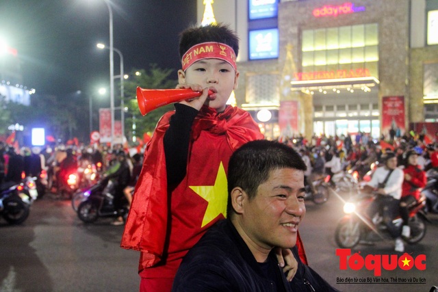 Hàng ngàn người dân Huế cùng du khách nước ngoài đổ ra đường mừng HCV SEA Games 30 của U22 Việt Nam - Ảnh 15.