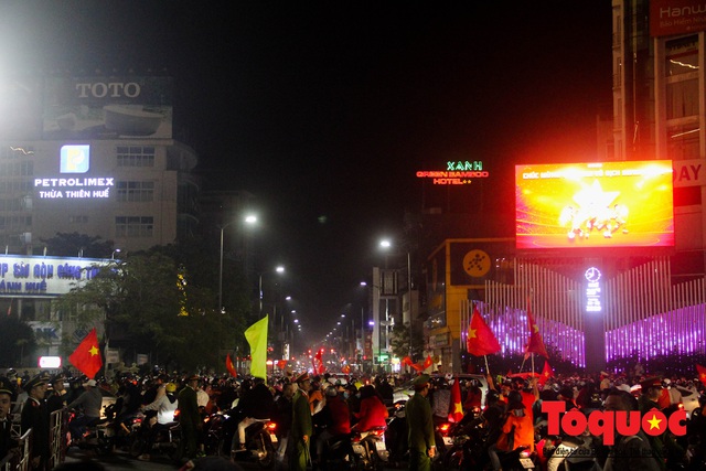 Hàng ngàn người dân Huế cùng du khách nước ngoài đổ ra đường mừng HCV SEA Games 30 của U22 Việt Nam - Ảnh 2.