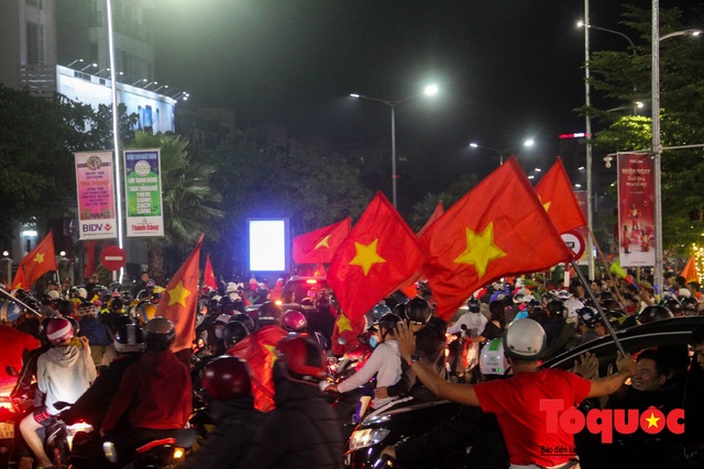 Hàng ngàn người dân Huế cùng du khách nước ngoài đổ ra đường mừng HCV SEA Games 30 của U22 Việt Nam - Ảnh 4.