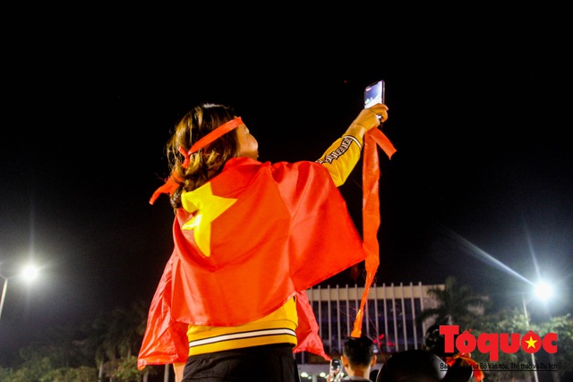 Hàng ngàn người dân Huế cùng du khách nước ngoài đổ ra đường mừng HCV SEA Games 30 của U22 Việt Nam - Ảnh 16.