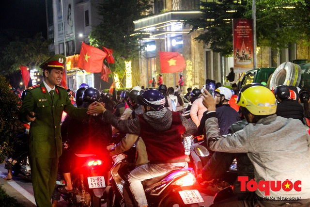 Hàng ngàn người dân Huế cùng du khách nước ngoài đổ ra đường mừng HCV SEA Games 30 của U22 Việt Nam - Ảnh 18.