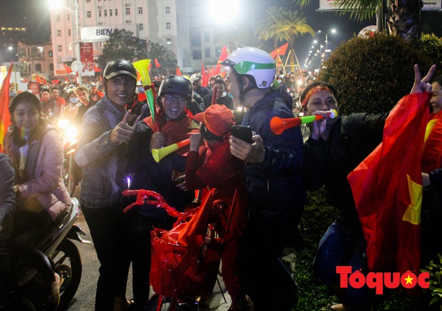 Hàng ngàn người dân Huế cùng du khách nước ngoài đổ ra đường mừng HCV SEA Games 30 của U22 Việt Nam - Ảnh 9.