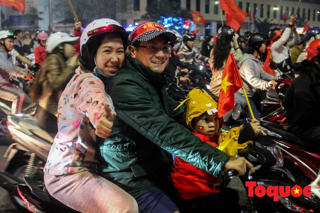 Hàng ngàn người dân Huế cùng du khách nước ngoài đổ ra đường mừng HCV SEA Games 30 của U22 Việt Nam - Ảnh 8.
