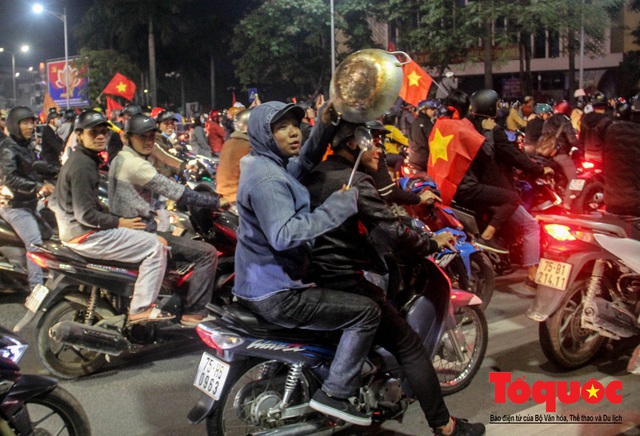 Hàng ngàn người dân Huế cùng du khách nước ngoài đổ ra đường mừng HCV SEA Games 30 của U22 Việt Nam - Ảnh 10.