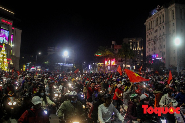 Hàng ngàn người dân Huế cùng du khách nước ngoài đổ ra đường mừng HCV SEA Games 30 của U22 Việt Nam - Ảnh 1.