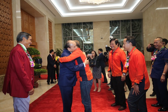 [Trực tiếp] Đón U22 Việt Nam và ĐT nữ Việt Nam: Thủ tướng Nguyễn Xuân Phúc gặp mặt ban huấn luyện, cầu thủ hai đội bóng - Ảnh 10.