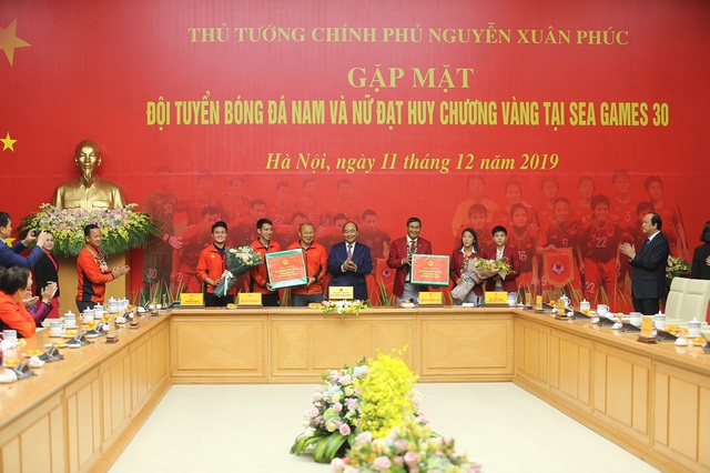 [Trực tiếp] Đón U22 Việt Nam và ĐT nữ Việt Nam: Thủ tướng Nguyễn Xuân Phúc gặp mặt ban huấn luyện, cầu thủ hai đội bóng - Ảnh 6.