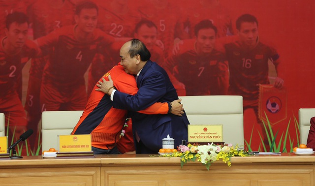 [Trực tiếp] Đón U22 Việt Nam và ĐT nữ Việt Nam: Thủ tướng Nguyễn Xuân Phúc gặp mặt ban huấn luyện, cầu thủ hai đội bóng - Ảnh 2.