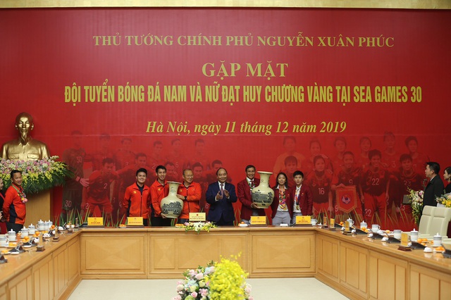 [Trực tiếp] Đón U22 Việt Nam và ĐT nữ Việt Nam: Thủ tướng Nguyễn Xuân Phúc gặp mặt ban huấn luyện, cầu thủ hai đội bóng - Ảnh 5.