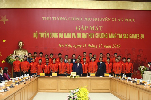 [Trực tiếp] Đón U22 Việt Nam và ĐT nữ Việt Nam: Thủ tướng Nguyễn Xuân Phúc gặp mặt ban huấn luyện, cầu thủ hai đội bóng - Ảnh 2.
