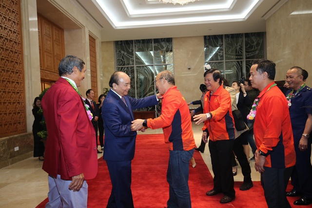 [Trực tiếp] Đón U22 Việt Nam và ĐT nữ Việt Nam: Thủ tướng Nguyễn Xuân Phúc gặp mặt ban huấn luyện, cầu thủ hai đội bóng - Ảnh 9.