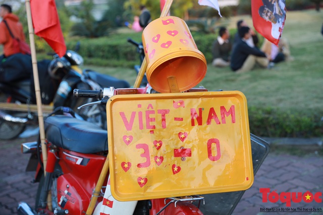 [Trực tiếp] Đón U22 Việt Nam và ĐT nữ Việt Nam: CĐV đốt nóng không khí sân bay Nội Bài - Ảnh 13.
